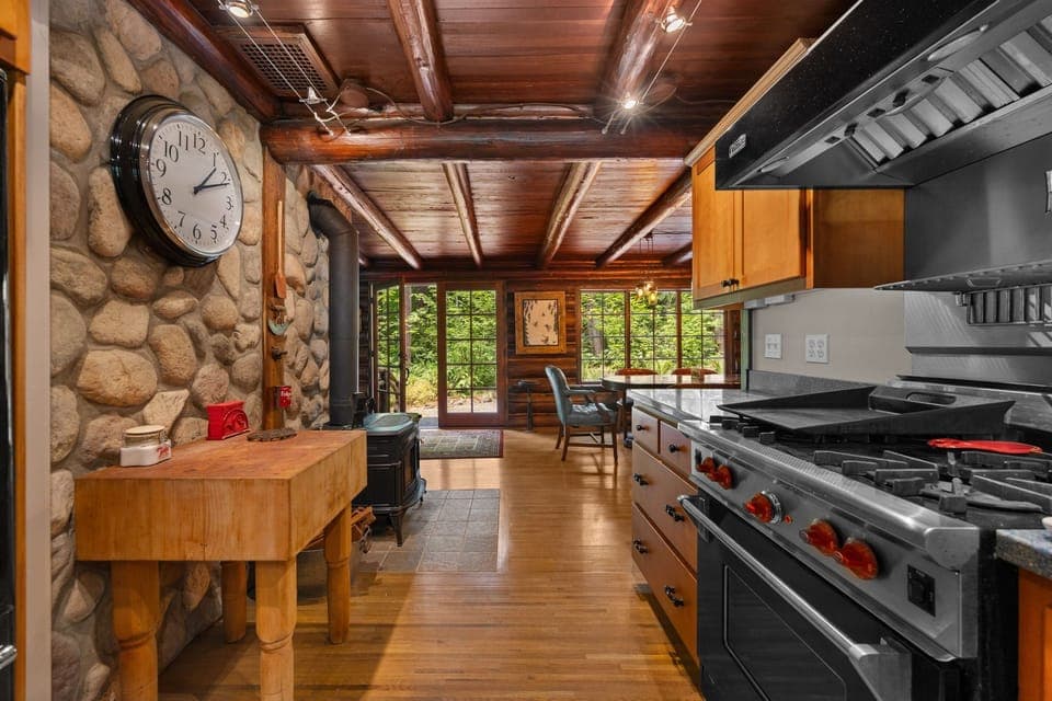 Lookout Log Cabin: Kitchen from Entry