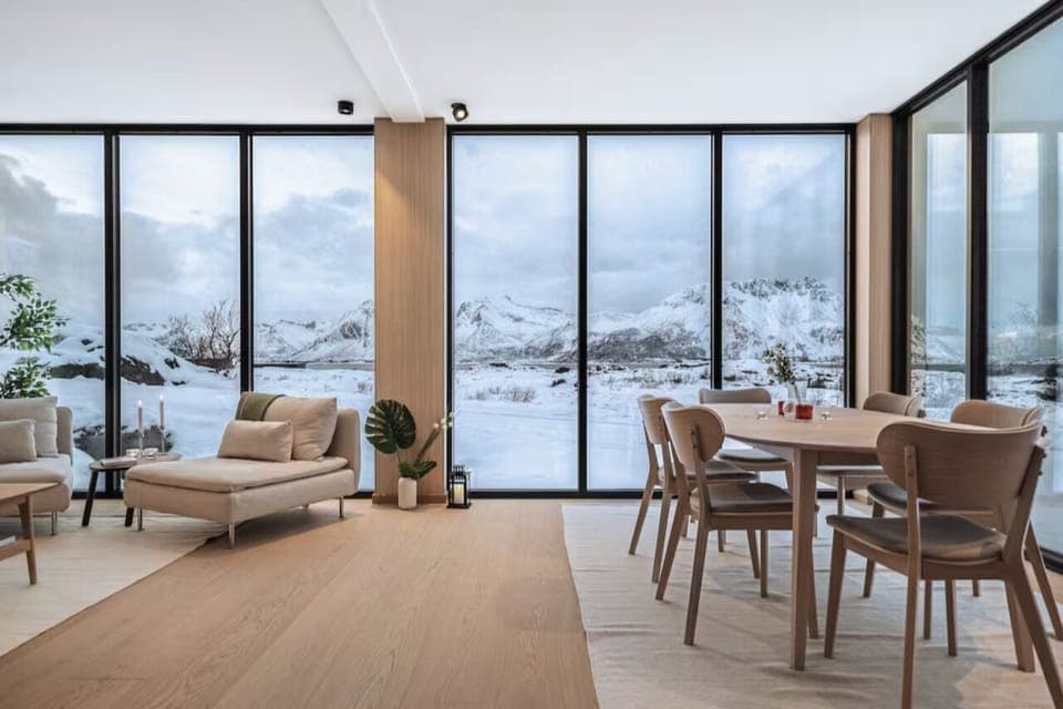 Beautiful views of the mountains around to be enjoyed in the living room.