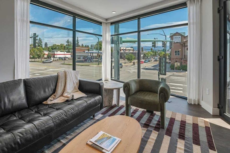 Beautiful View with these floor to ceiling windows 