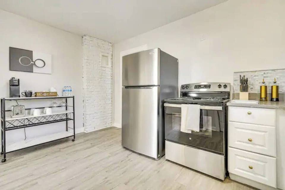 Guests enjoy complimentary coffee, snacks, tea, creamers, and sugars.