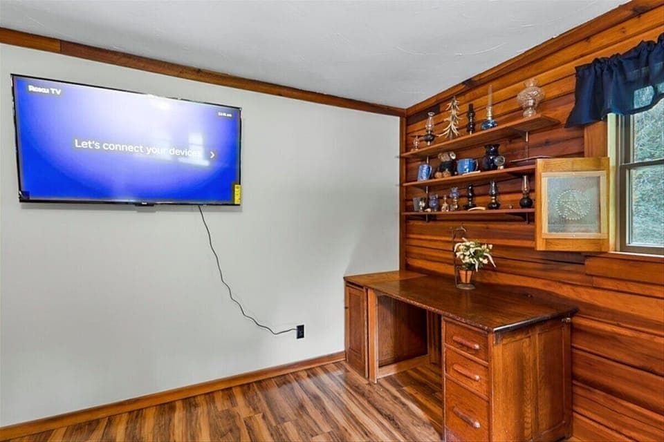 Office/working space, rolling chair provided, fiber internet provided