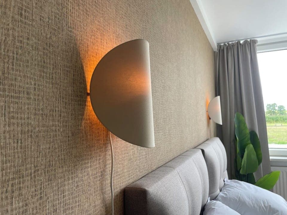 Cozy king-size or 2 single beds at Bed en Koffie Tilburg · Perfect for a relaxing stay near Tilburg Centrum, Beekse Bergen, and Efteling.