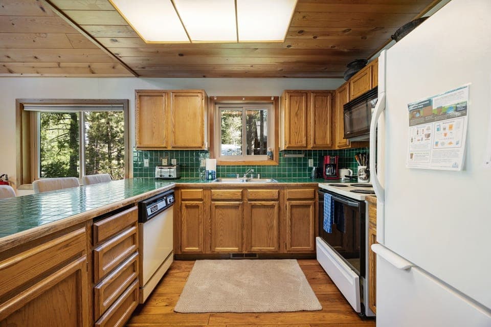 Kitchen w/ breakfast bar