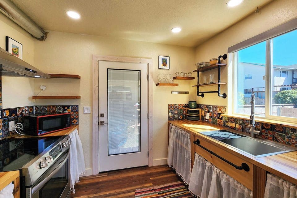Small but very functional kitchen.