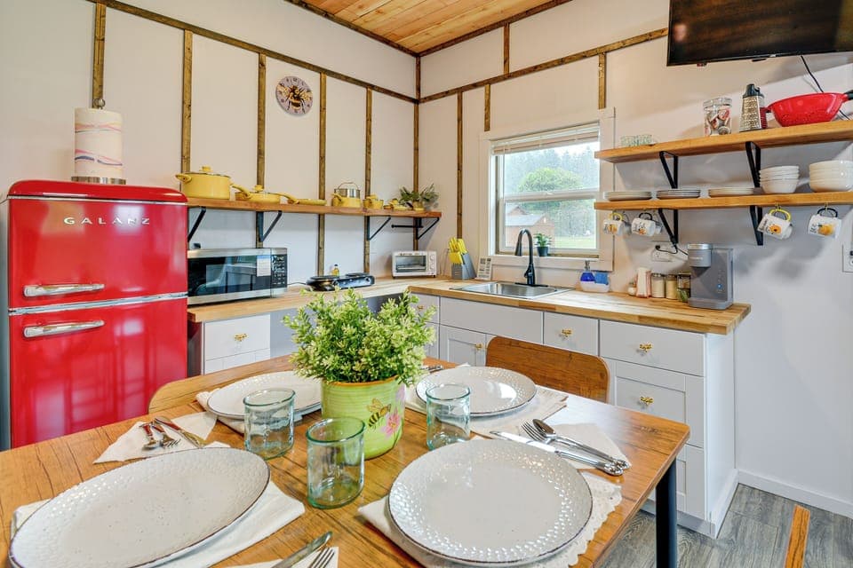 Dining Area | Dishware/Flatware | Free WiFi