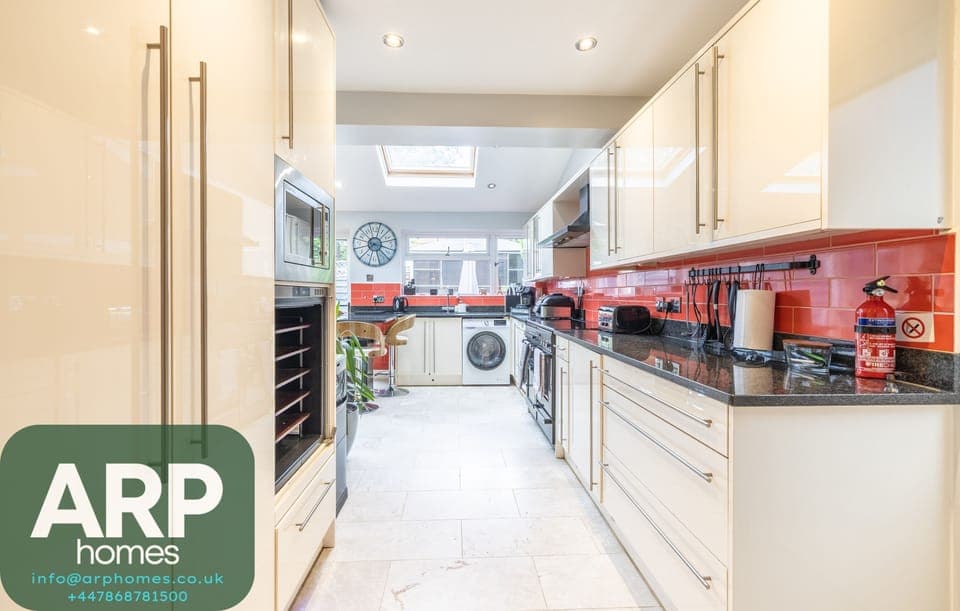 Modern kitchen design blending style, convenience, and culinary inspiration.