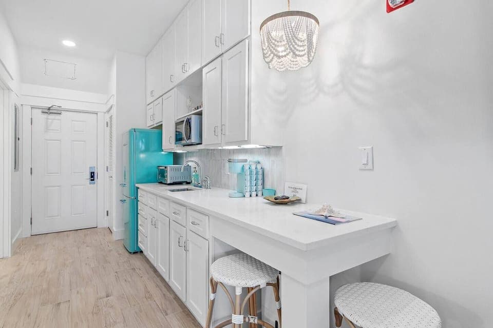 Get the extra space you need for remote work or comfortable dining with this convenient counter extension! Finish your tasks or eat without feeling cramped.