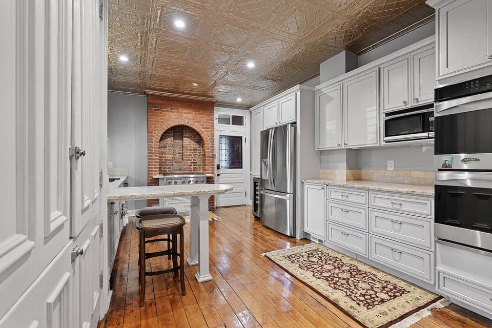 Chef's kitchen, 2 ovens, microwave, coffee maker, unique stovetop