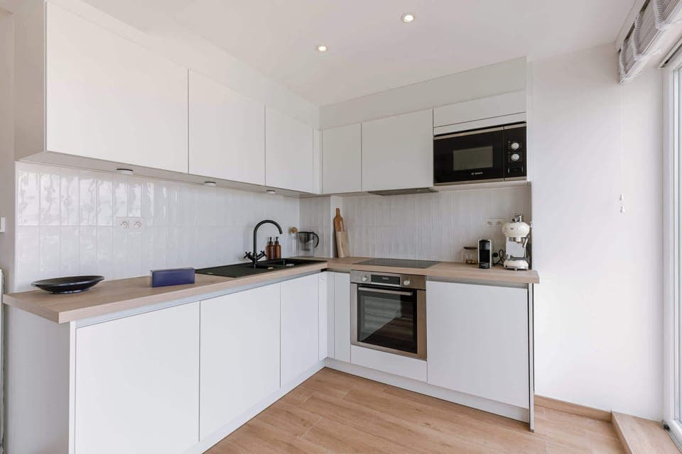 Fully equipped corner kitchen