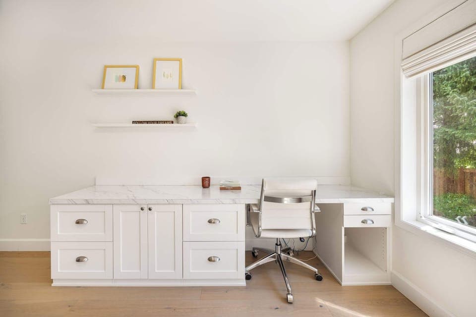 Private desk nook – A quiet corner desk overlooking the garden, perfect for focus and creativity.