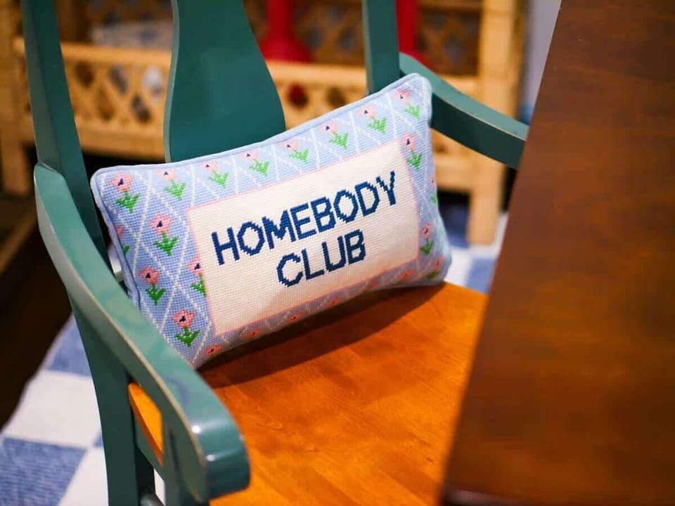  Stylish living area with bold colors, cozy seating, and a charming fireplace ️✨