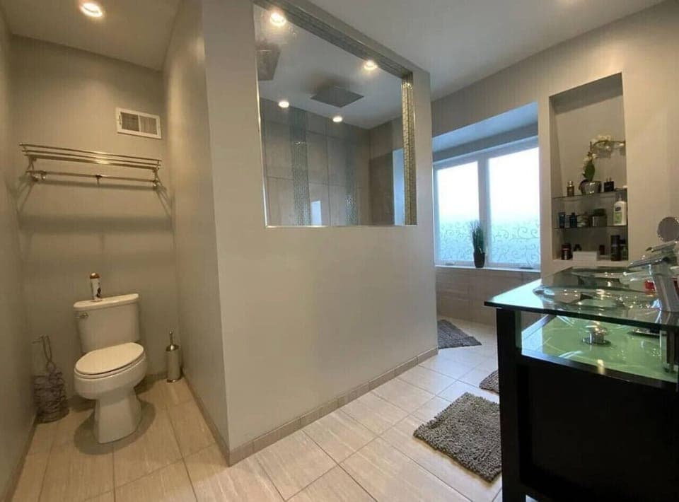 Full Bathroom 2