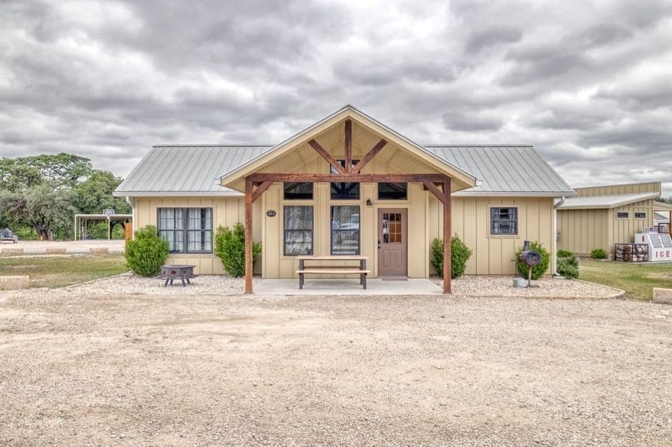 Oasis Home #2 - plenty of space to park