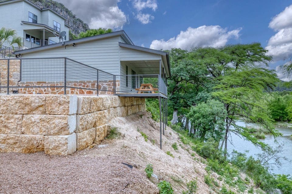 Cabin looks over the Frio River