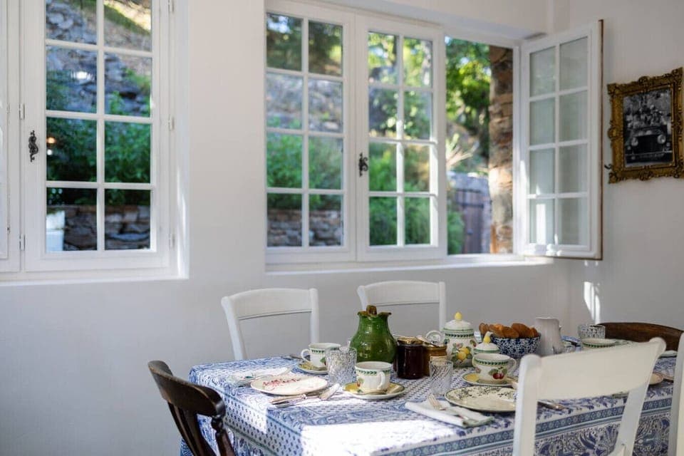 Indoor dining aera next to the kitchen