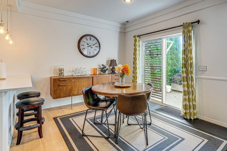 Dining Area | Dishware/Flatware Provided | 1st Floor