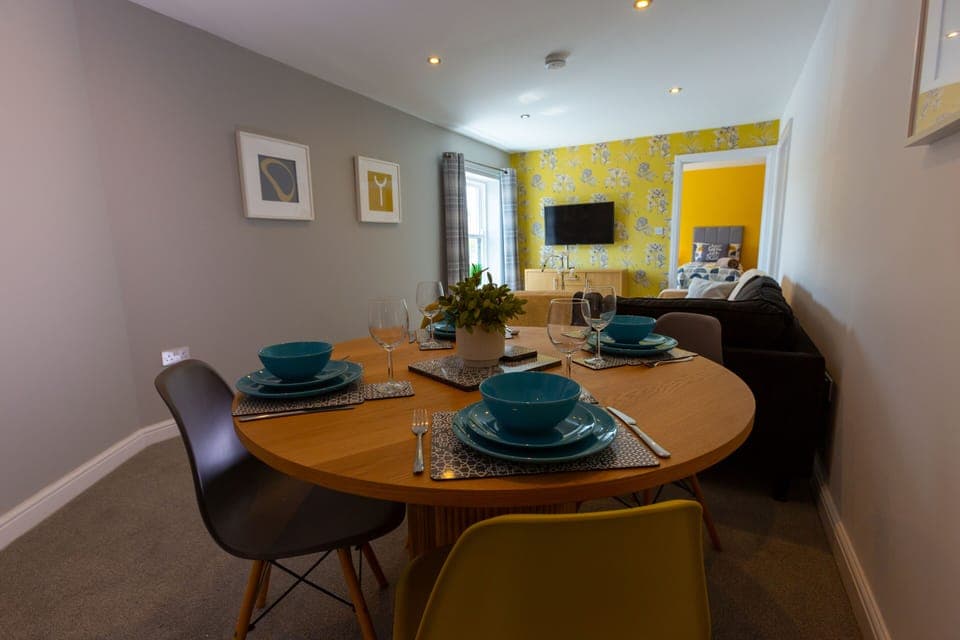 Doyle, Dining for upto 5 people