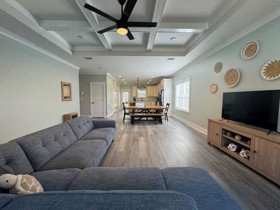 Open floor plan gives everyone enough space to relax. 