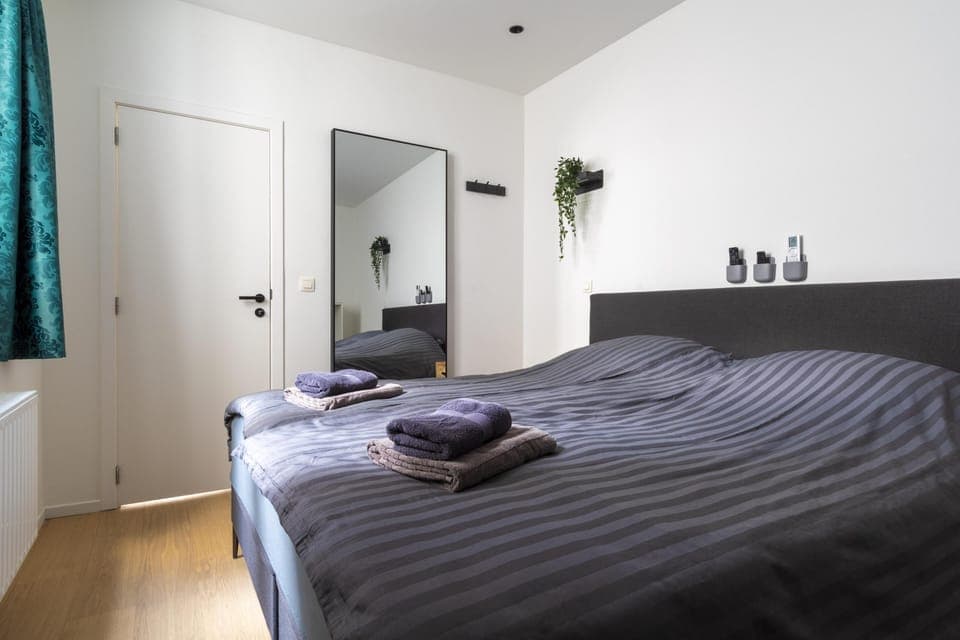 Cozy Double Bedroom with Light

Wake up refreshed in a bright bedroom designed with minimalist comfort and soft bedding.