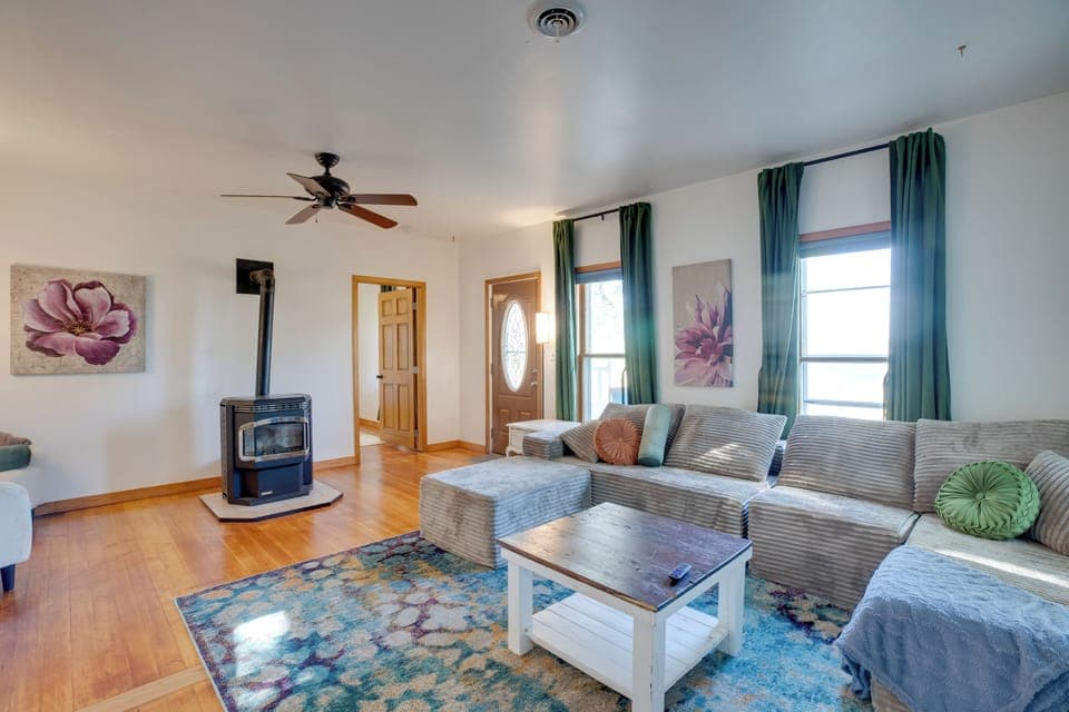 Olathe Vacation Rental | 2BR | 1.5BA | 1,500 Sq Ft | 2 Steps to Enter