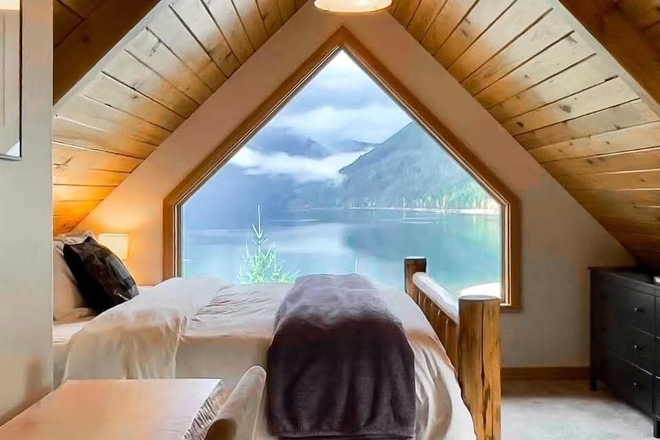The master bedroom has the most amazing view to wake up to! 