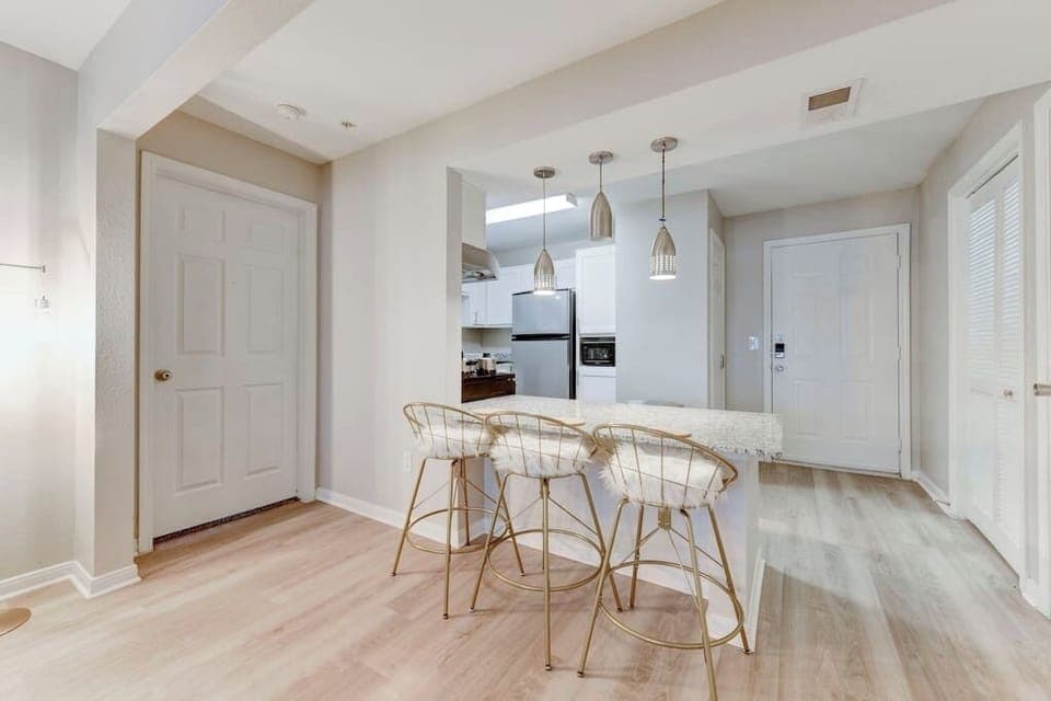 Open dining area w/ a generous table, ideal for shared meals and long conversations.