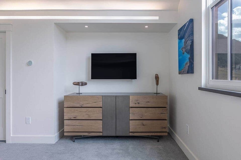 Master Suite Upstairs (Dresser)