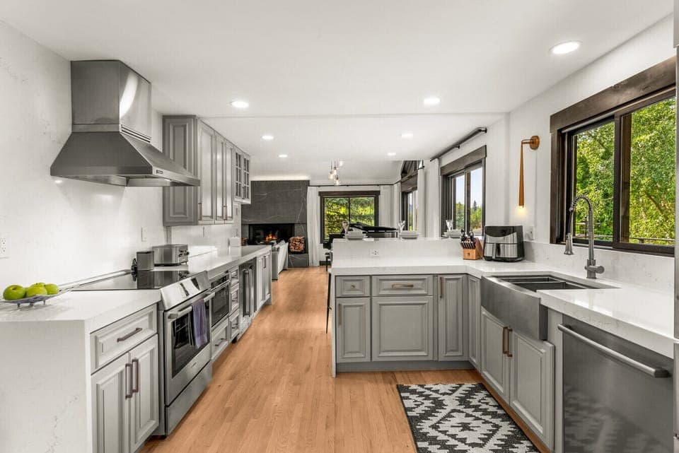 Prepare meals in the fully equipped chef`s kitchen