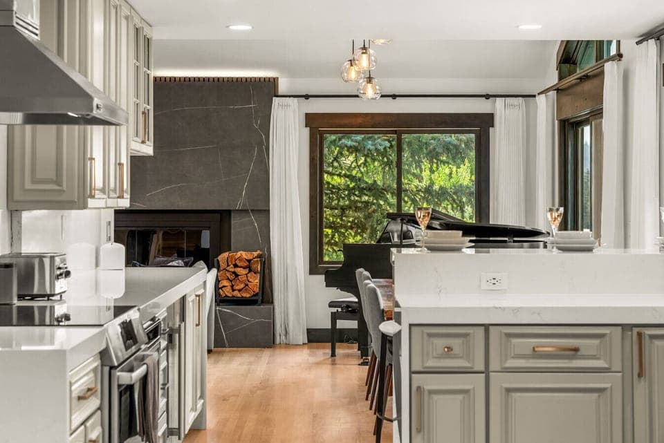 Prepare meals in the fully equipped chef`s kitchen