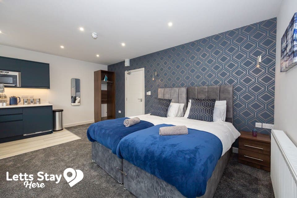 Comfortable Stay with Super King Bed and Kitchenette