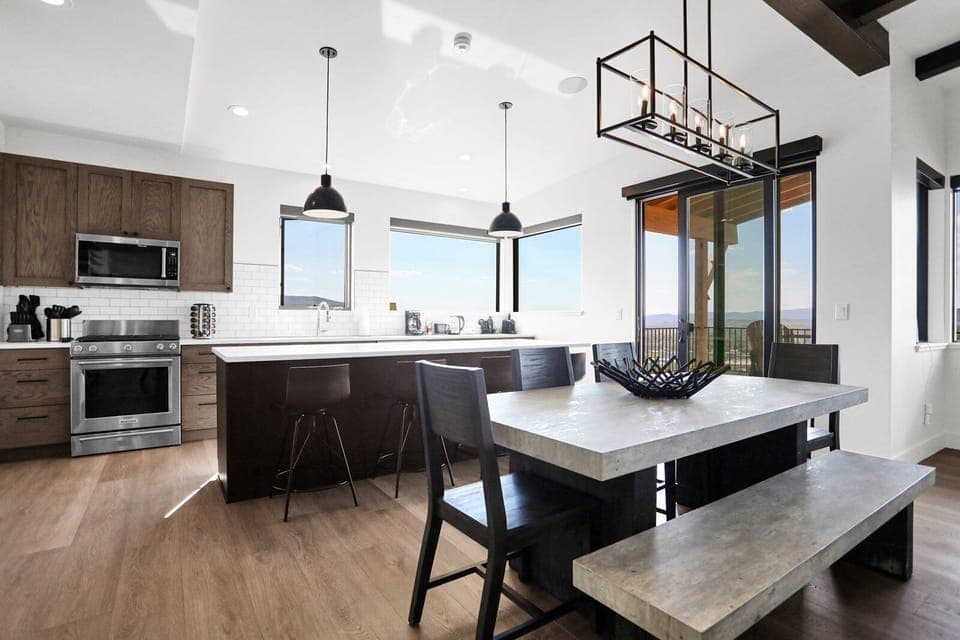 Dining Area & Kitchen