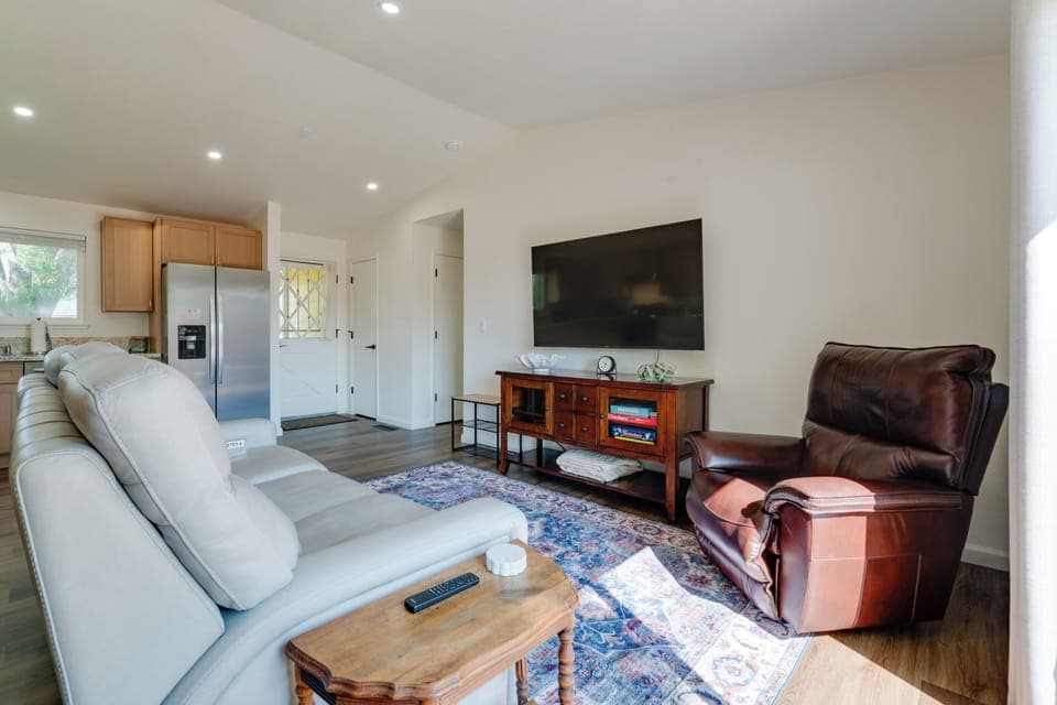 Sparks Vacation Rental | 2BR | 1BA | 989 Sq Ft | Step-Free Access