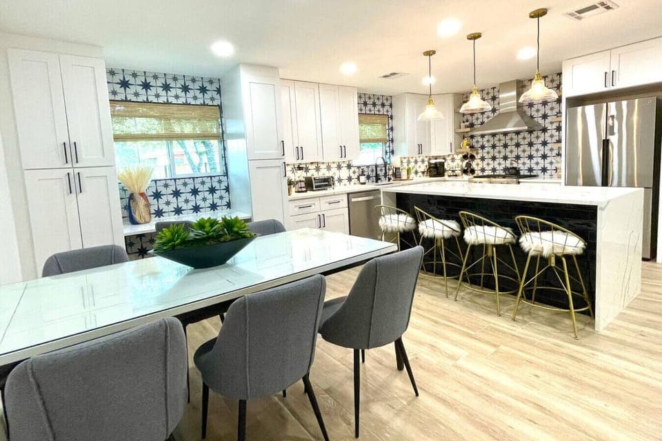 Open dining area to kitchen- seats 6 at table