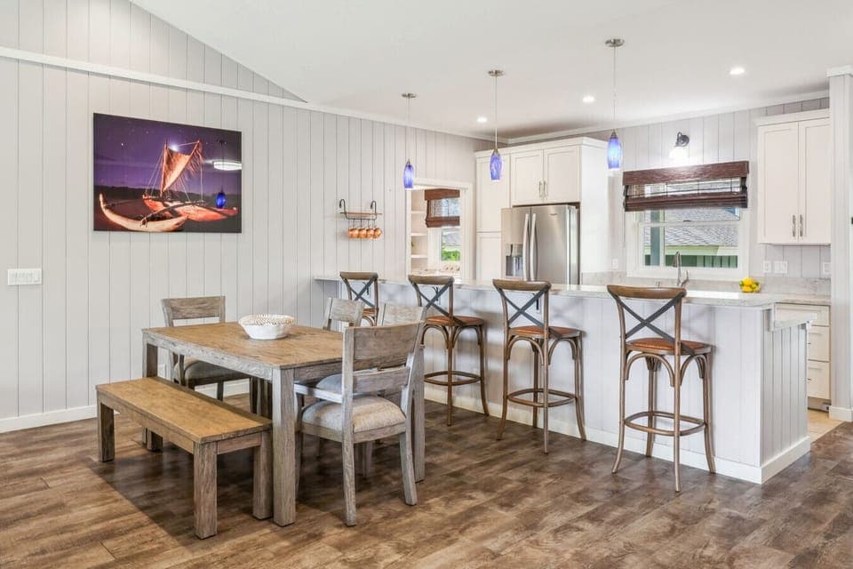 Dining Room: Enjoy Meals with a Garden View!