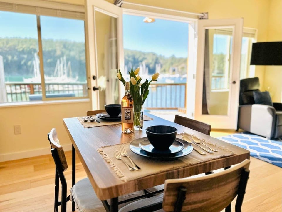 Bright dinning area with marina views, opening onto the deck, cozy table for 2