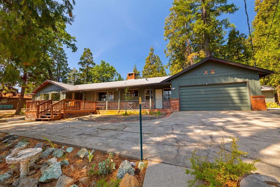 Welcome to the Mountain View House- spacious 5 bedroom cabin in Mi-Wuk Village