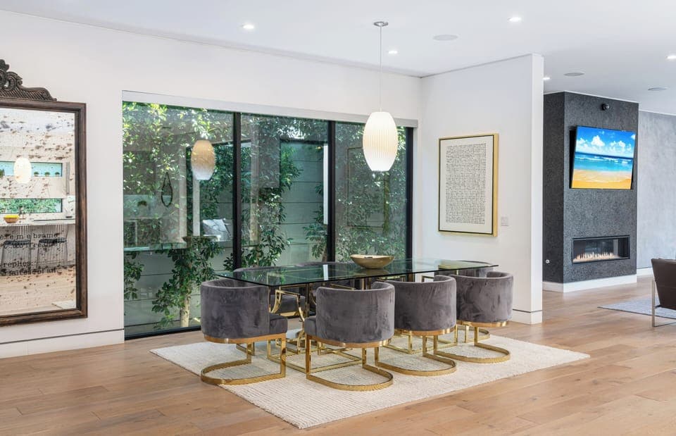 Dining Area (10 Seat), Open Floor Plan, Smart Home.
