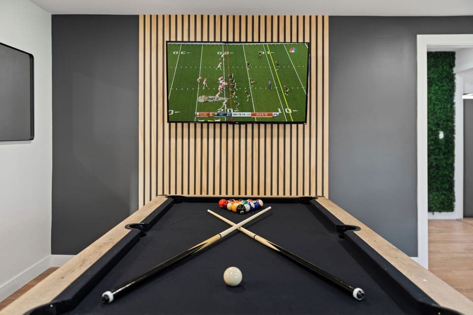 Challenge your crew to a pool match, then cheer on your team 🏆🎱 Notre Dame Pool Haus is built for epic family nights in. The game room is waiting!!