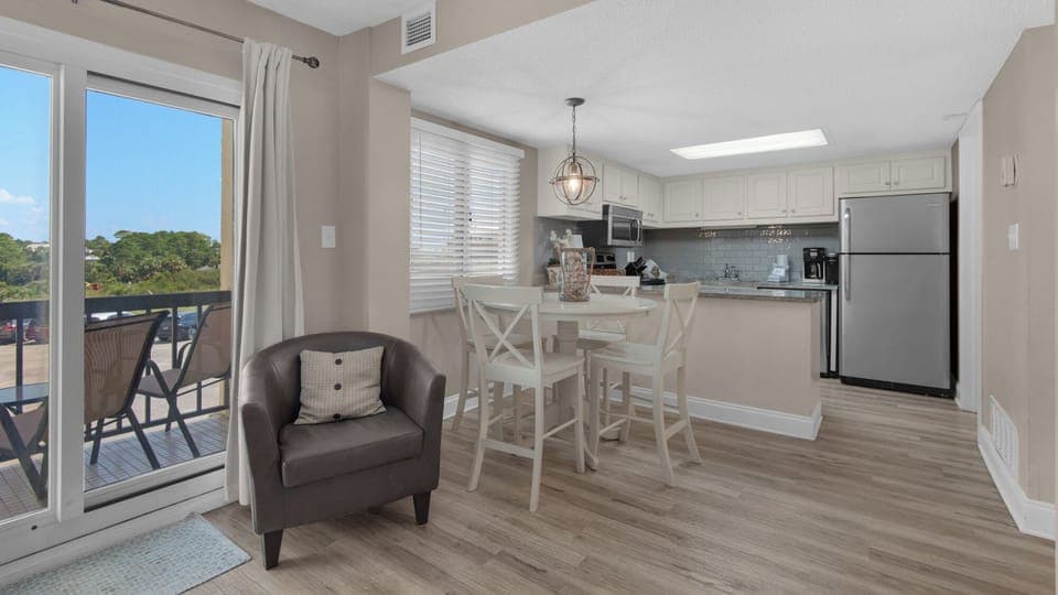 Pinnacle Port A113 - Dining into kitchen