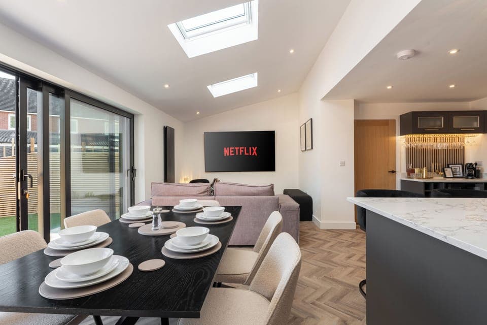 Dining Area:
Bright dining space overlooking the garden, with a large table perfect for shared meals and easy access to the outdoor seating area.