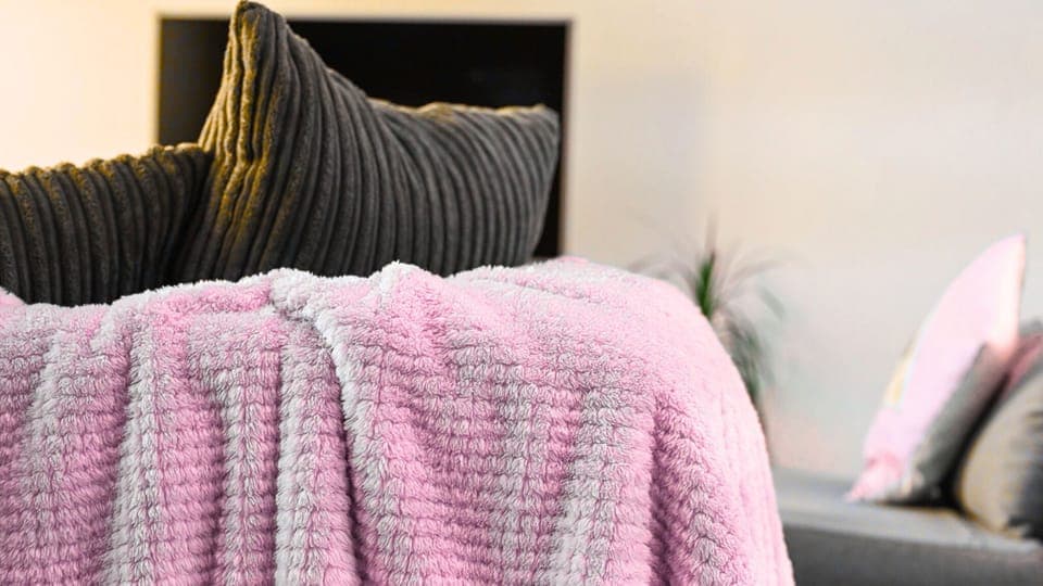 🛋️ Layered textures and cosy throws deliver the perfect blend of comfort and elegance at Little Piggy Rentals Short-Lets & Serviced Accommodation (Stevenage) – ideal for unwinding after a busy workday or sightseeing trip.