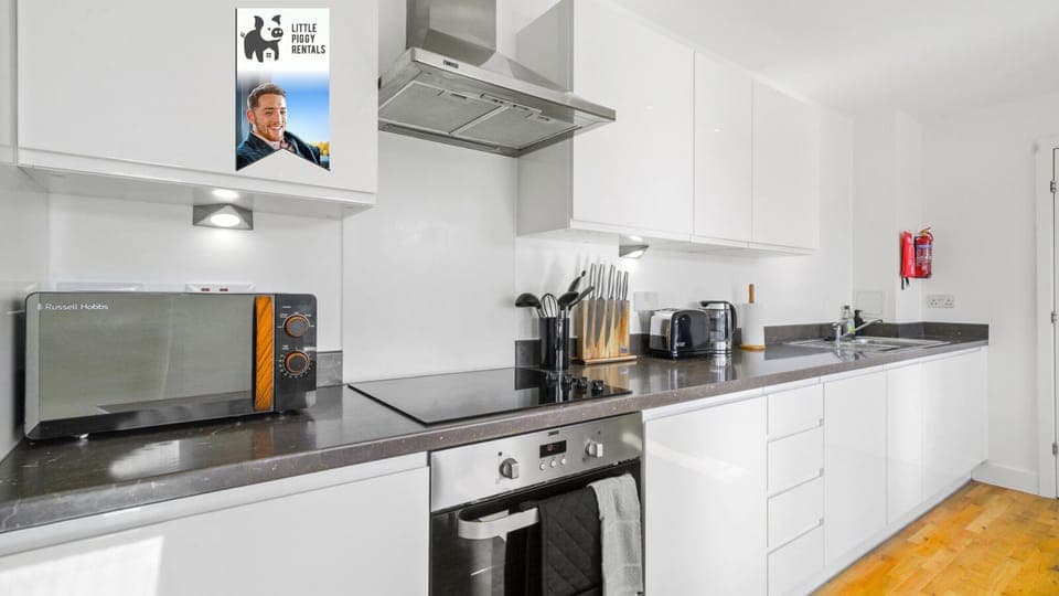 🍽 Fully equipped kitchen with modern appliances and plenty of prep space - ideal for long stays, relocations or cooking your favourites. Little Piggy Rentals Short-Lets & Serviced Accommodation (Stevenage).
