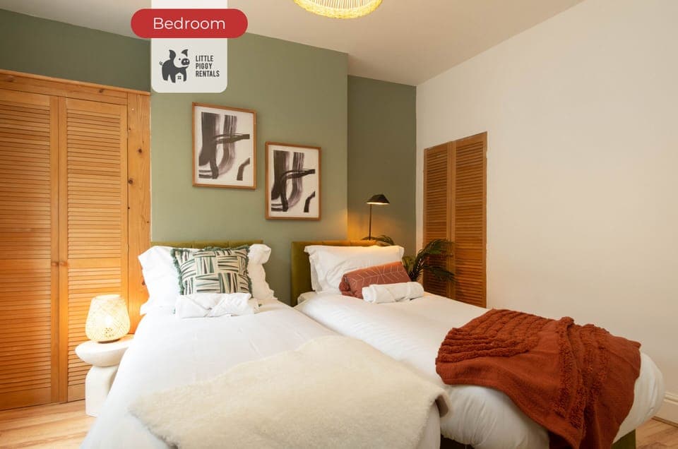 Bedroom at Little piggy rentals Lets & Serviced Accommodation