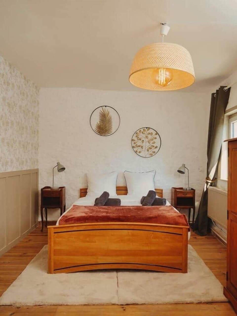 Grand lit double ( 160 x 190 cm) avec la literie complète.