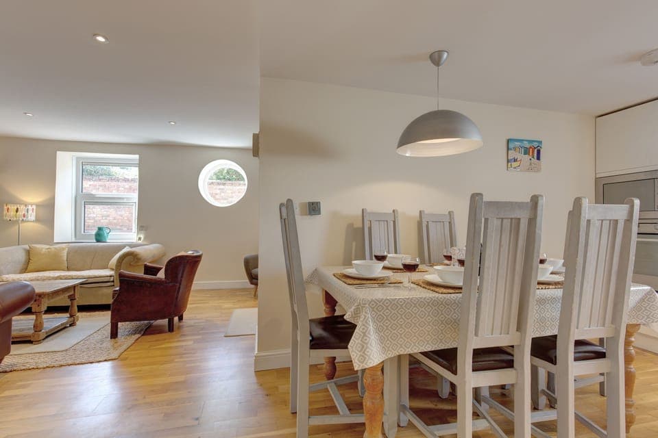Ground floor: Dining room with seating for six guests