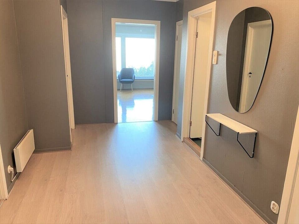 Romslig gang med dører til soverom, bad, stue og yttergang.