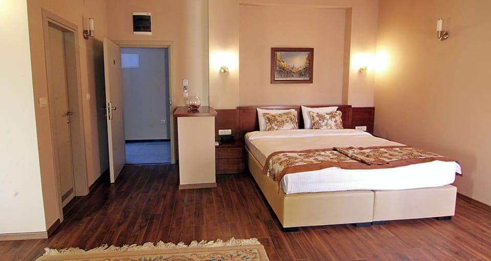 Unit with King bed. Exact unit will be assigned upon arrival. Views, colors, and decor may vary.