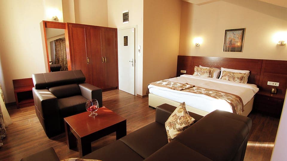 Unit with King bed. Exact unit will be assigned upon arrival. Views, colors, and decor may vary.