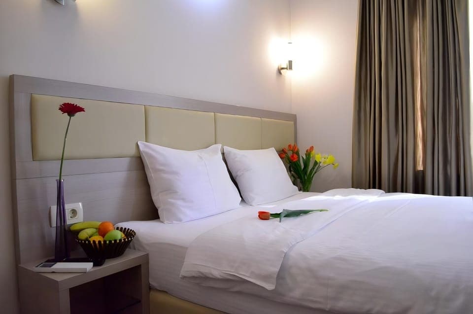 Unit with 1 Double or 2 Twin beds. Exact unit will be assigned upon arrival. Views, colors, and decor may vary.