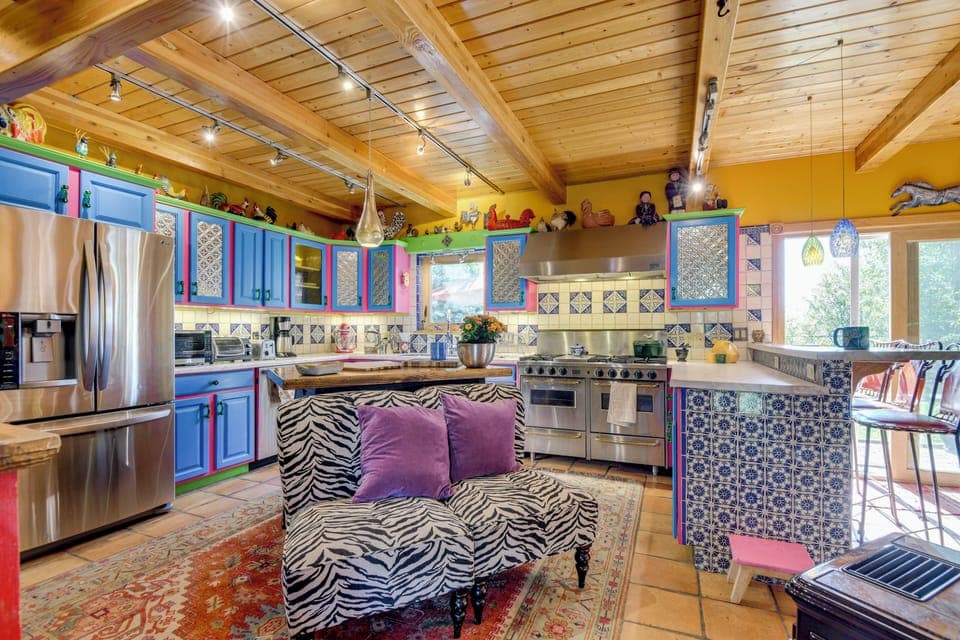 Kitchen | Dishwasher | Microwave | Breakfast Bar | 1st Floor